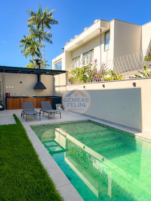 Casa em Condomínio com Piscina na Praia de Juquehy - À VENDA - São Sebastião - 