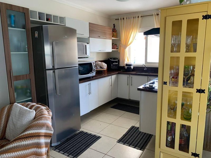 Casa 3 quartos, sendo 1 suíte, garagem, churrasqueira na principal rua de  Arroio Teixeira Rua Maracanã Capão da Canoa - 