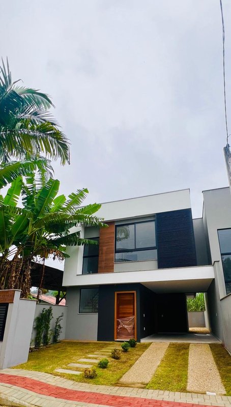 CASA COM 1 SUÍTE MASTER E MAIS 2 SUÍTES NO GUARANI - Brusque - 