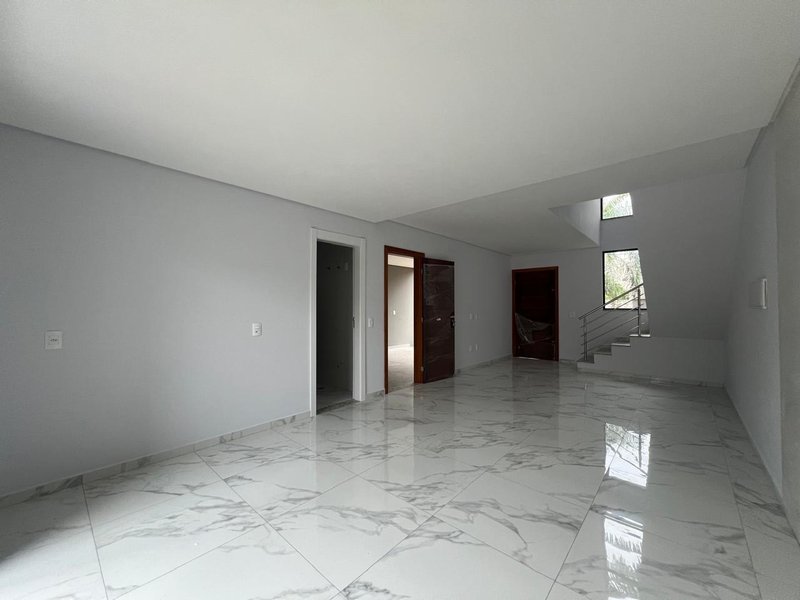 CASA COM 1 SUÍTE MASTER E MAIS 2 SUÍTES NO GUARANI - Brusque - 