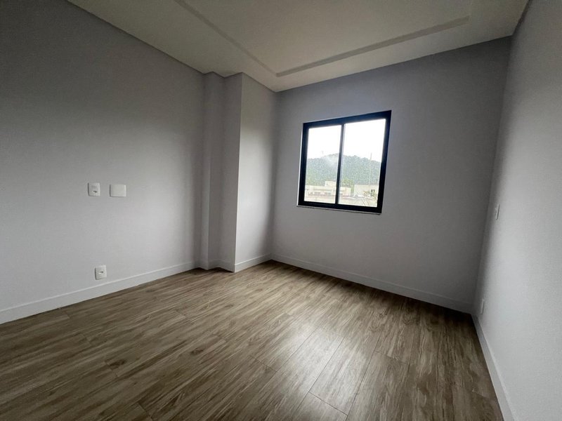 CASA COM 1 SUÍTE MASTER E MAIS 2 SUÍTES NO GUARANI - Brusque - 