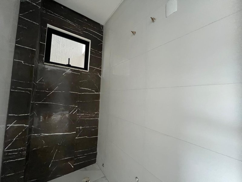 CASA COM 1 SUÍTE MASTER E MAIS 2 SUÍTES NO GUARANI - Brusque - 