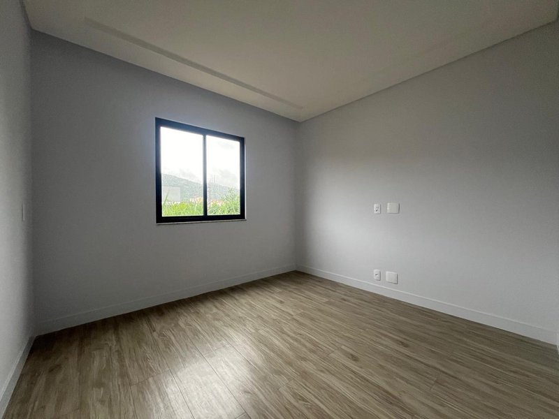 CASA COM 1 SUÍTE MASTER E MAIS 2 SUÍTES NO GUARANI - Brusque - 