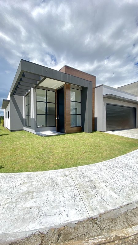CASA DE ALTO PADRÃO COM 1 SUÍTE MASTER MAIS 2 SUÍTES NO CONDOMÍNIO FECHADO RESERVA CLUB - Brusque - 
