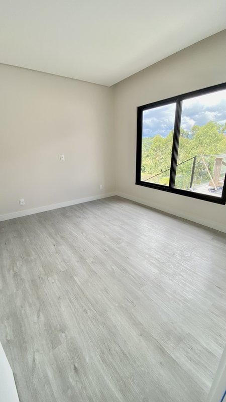 CASA DE ALTO PADRÃO COM 1 SUÍTE MASTER MAIS 2 SUÍTES NO CONDOMÍNIO FECHADO RESERVA CLUB - Brusque - 