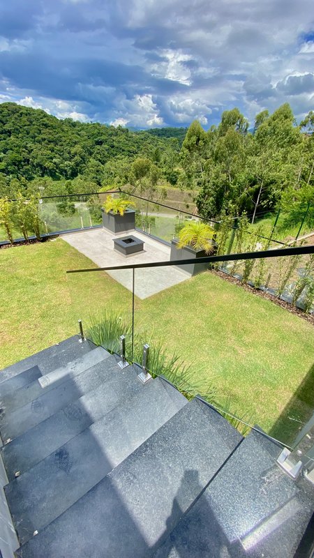 CASA DE ALTO PADRÃO COM 1 SUÍTE MASTER MAIS 2 SUÍTES NO CONDOMÍNIO FECHADO RESERVA CLUB - Brusque - 