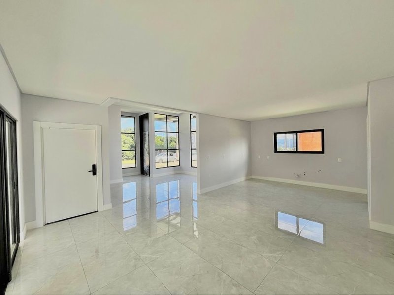 CASA DE ALTO PADRÃO COM 1 SUÍTE MASTER MAIS 2 SUÍTES NO CONDOMÍNIO FECHADO RESERVA CLUB - Brusque - 