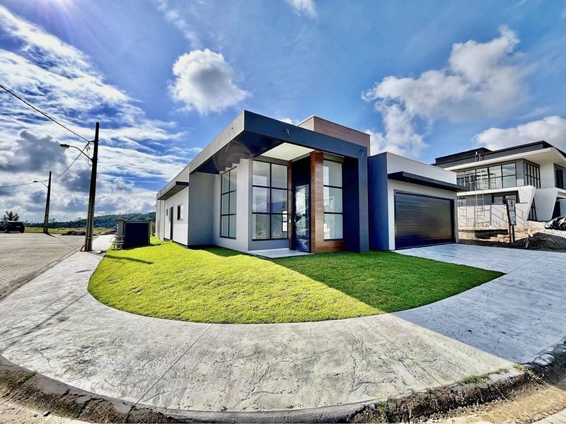 CASA DE ALTO PADRÃO COM 1 SUÍTE MASTER MAIS 2 SUÍTES NO CONDOMÍNIO FECHADO RESERVA CLUB - Brusque - 