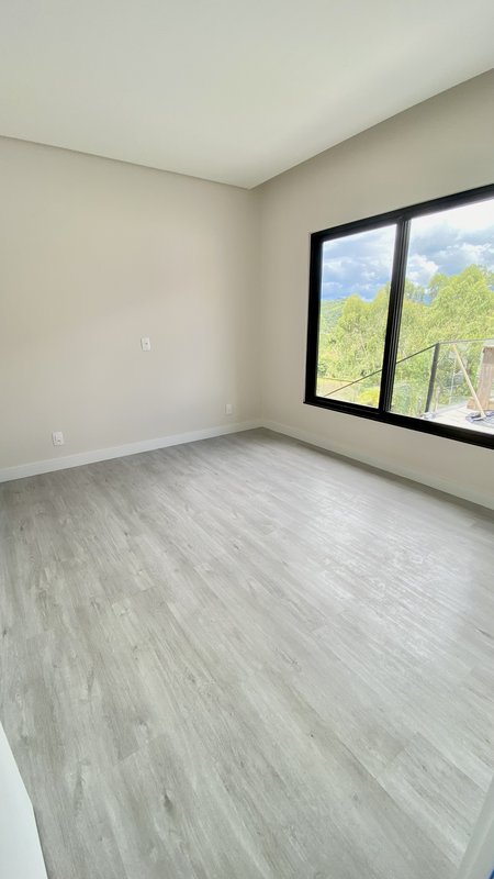 CASA DE ALTO PADRÃO COM 1 SUÍTE MASTER MAIS 2 SUÍTES NO CONDOMÍNIO FECHADO RESERVA CLUB - Brusque - 
