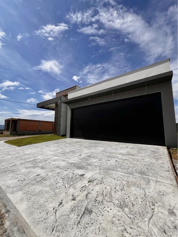 CASA DE ALTO PADRÃO COM 1 SUÍTE MASTER MAIS 2 SUÍTES NO CONDOMÍNIO FECHADO RESERVA CLUB - Brusque - 