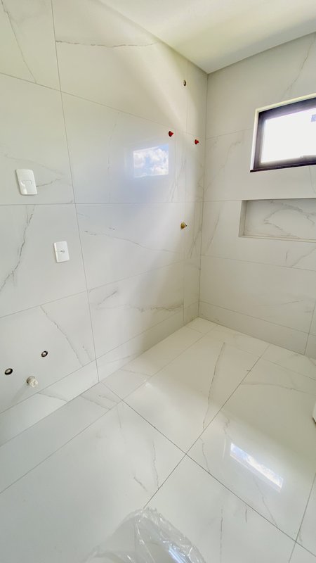 CASA DE ALTO PADRÃO COM 1 SUÍTE MASTER MAIS 2 SUÍTES NO CONDOMÍNIO FECHADO RESERVA CLUB - Brusque - 