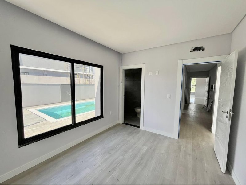 CASA DE ALTO PADRÃO COM 1 SUÍTE MASTER MAIS 2 SUÍTES NO CONDOMÍNIO FECHADO RESERVA CLUB - Brusque - 