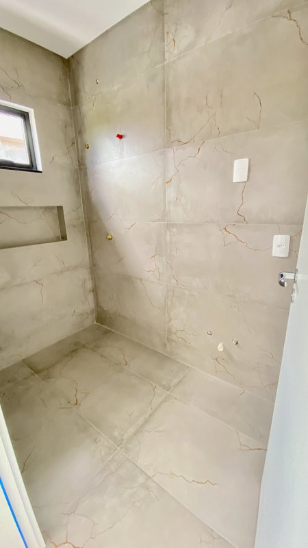 CASA DE ALTO PADRÃO COM 1 SUÍTE MASTER MAIS 2 SUÍTES NO CONDOMÍNIO FECHADO RESERVA CLUB - Brusque - 