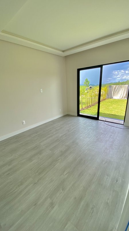 CASA DE ALTO PADRÃO COM 1 SUÍTE MASTER MAIS 2 SUÍTES NO CONDOMÍNIO FECHADO RESERVA CLUB - Brusque - 