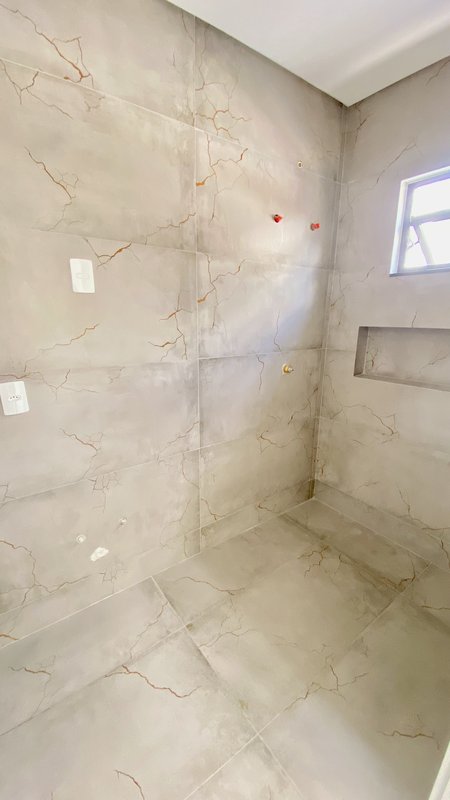 CASA DE ALTO PADRÃO COM 1 SUÍTE MASTER MAIS 2 SUÍTES NO CONDOMÍNIO FECHADO RESERVA CLUB - Brusque - 