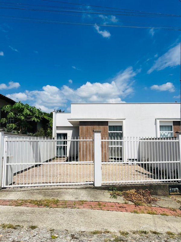 CASA COM 1 SUÍTE MAIS 2 DORMITÓRIOS NA SOUZA CRUZ - Brusque - 