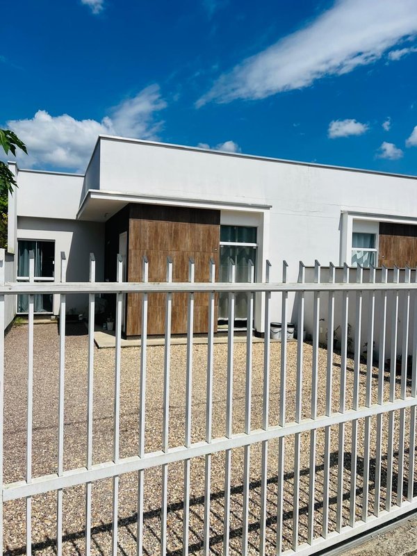 CASA COM 1 SUÍTE MAIS 2 DORMITÓRIOS NA SOUZA CRUZ - Brusque - 