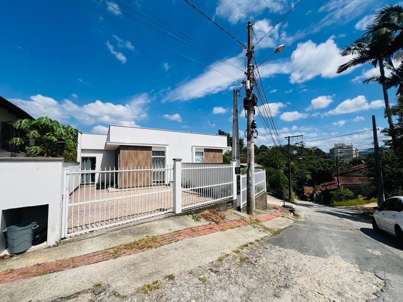 CASA COM 1 SUÍTE MAIS 2 DORMITÓRIOS NA SOUZA CRUZ - Brusque - 