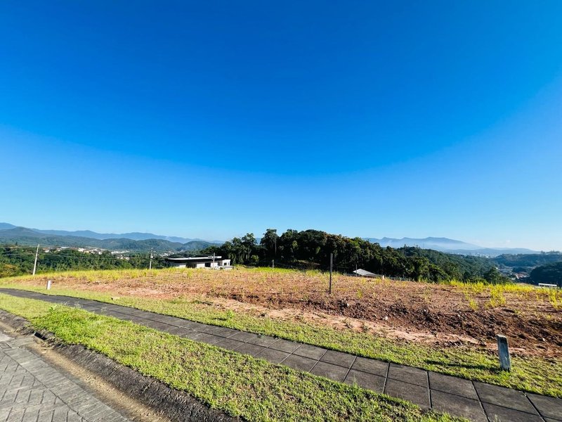 LOTE NO CONDOMÍNIO FECHADO RESERVA CLUB - Brusque - 