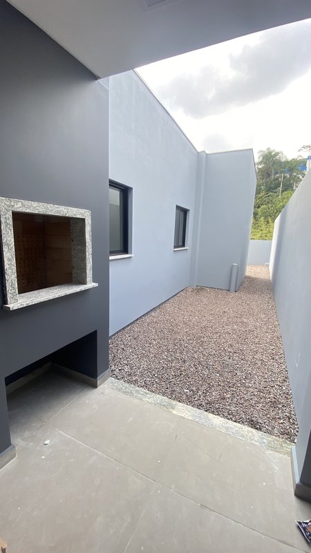 CASA COM 1 SUÍTE MAIS 2 DORMITÓRIOS NO CENTRO DA GUABIRUBA  Guabiruba - 