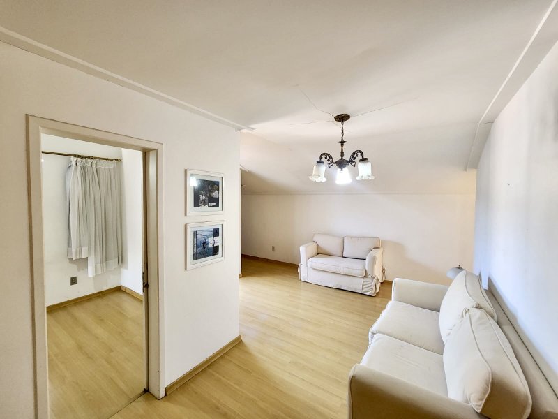 R$ 748.000 - ÓTIMA CASA DE ESQUINA - APARTAMENTO SUPERIOR - 220M2 - 3 DORM - 2 VAGAS Rua Ernesto Becker Santa Maria - 