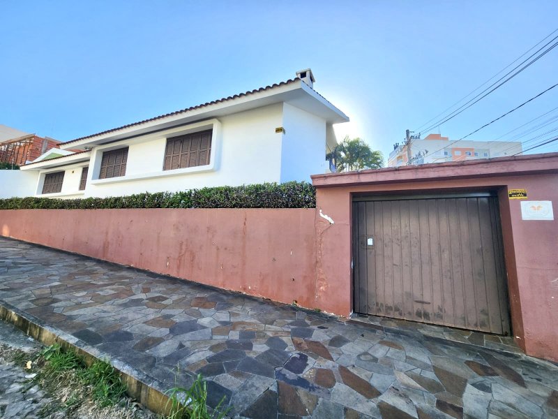 R$ 748.000 - ÓTIMA CASA DE ESQUINA - APARTAMENTO SUPERIOR - 220M2 - 3 DORM - 2 VAGAS Rua Ernesto Becker Santa Maria - 