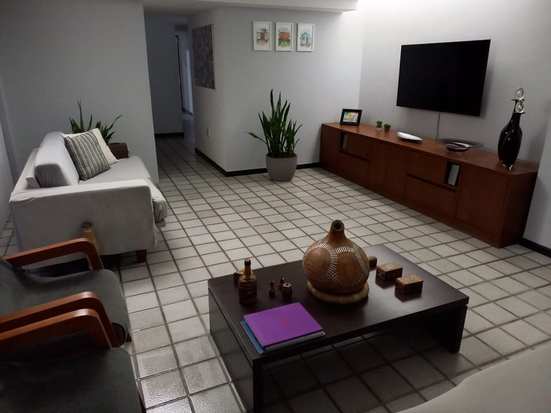 Apartamento à venda com 3 quartos sendo 1 suite, 200m² por R$ 970.000,00 Rua Cônego Romeu Recife - 