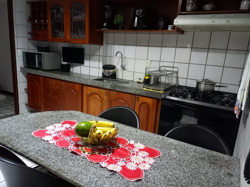Apartamento à venda com 3 quartos sendo 1 suite, 200m² por R$ 970.000,00 Rua Cônego Romeu Recife - 