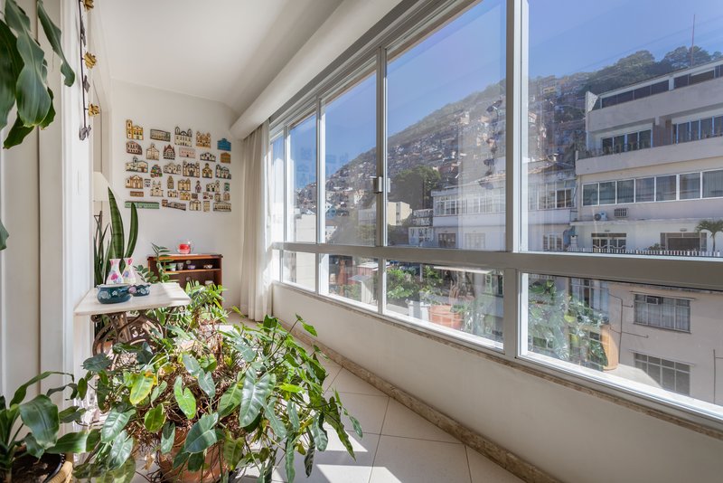 Amplo, reformado e com garagem! Rua Sá Ferreira Rio de Janeiro - 