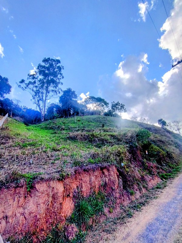 Terreno à venda no Parque Alpina à 300 m da represa  Igaratá - 