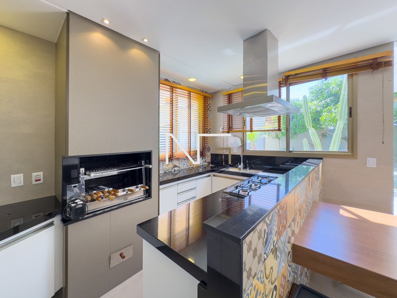 Mansão duplex de 4 suítes 100% montada e climatizada no condomínio Jardins Veneza Rodovia do Sol Vila Velha - 
