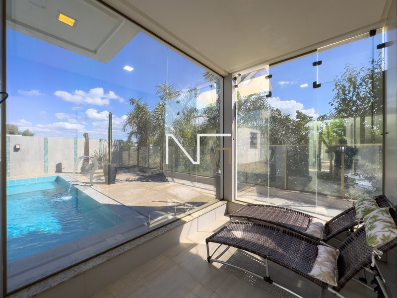 Mansão duplex de 4 suítes 100% montada e climatizada no condomínio Jardins Veneza Rodovia do Sol Vila Velha - 
