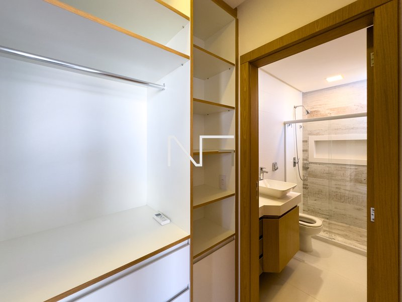 Mansão duplex de 4 suítes 100% montada e climatizada no condomínio Jardins Veneza Rodovia do Sol Vila Velha - 