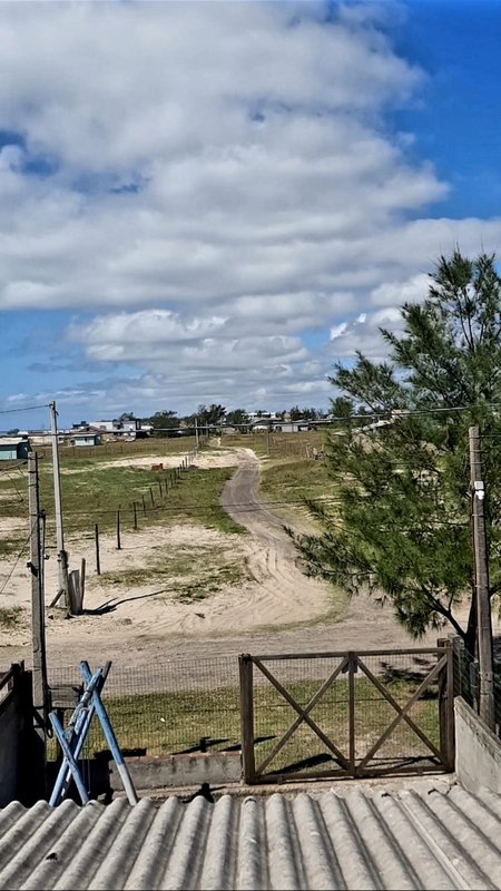 Casa 2 quartos, 2 vagas, PERTINHO do Mar, precisando conclusão, no Jardim Beira Mar Rua R Capão da Canoa - 