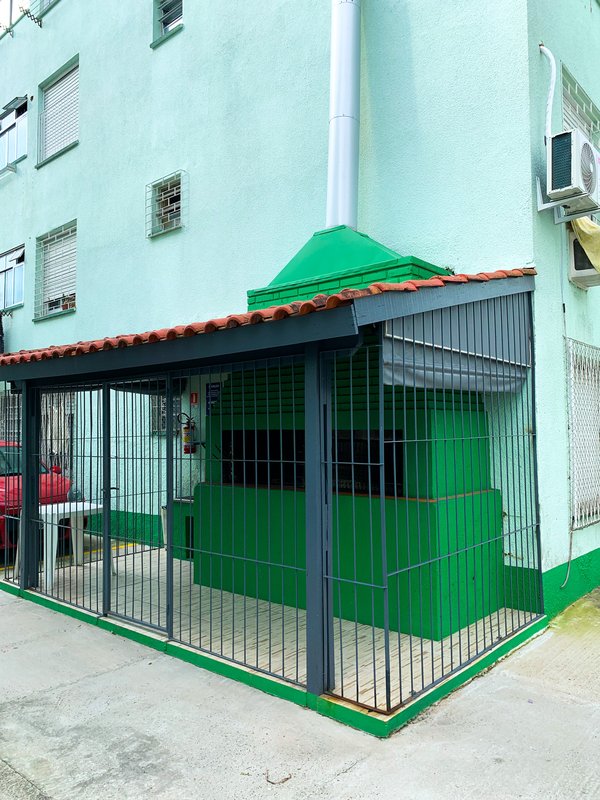 Apartamento térreo em frente á praça mexico Rua Hermeto Bermudez Porto Alegre - 