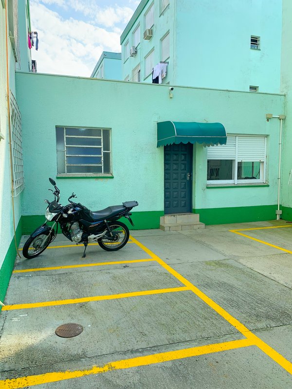 Apartamento térreo em frente á praça mexico Rua Hermeto Bermudez Porto Alegre - 