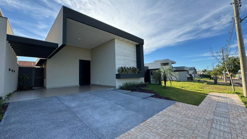 "Alphaville IV: Casa Nova em Condomínio Fechado com Lago Ornamental e Área Gourmet!" Rua Pita Campo Grande - 