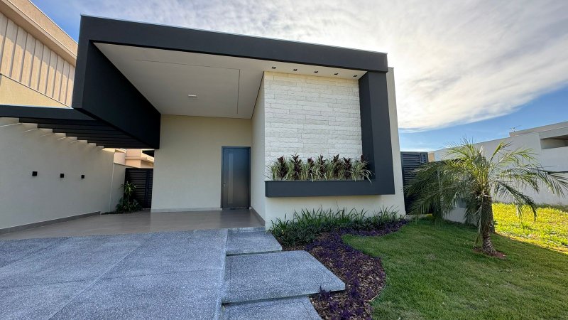"Alphaville IV: Casa Nova em Condomínio Fechado com Lago Ornamental e Área Gourmet!" Rua Pita Campo Grande - 