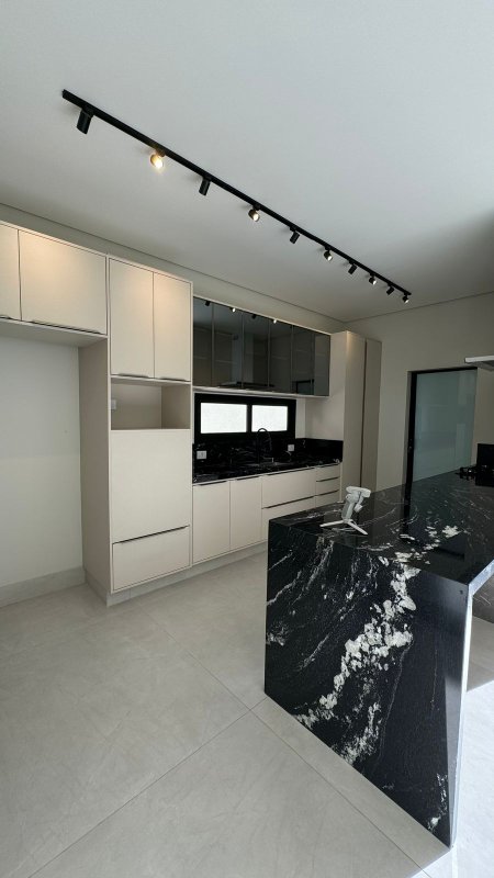"Alphaville IV: Casa Nova em Condomínio Fechado com Lago Ornamental e Área Gourmet!" Rua Pita Campo Grande - 