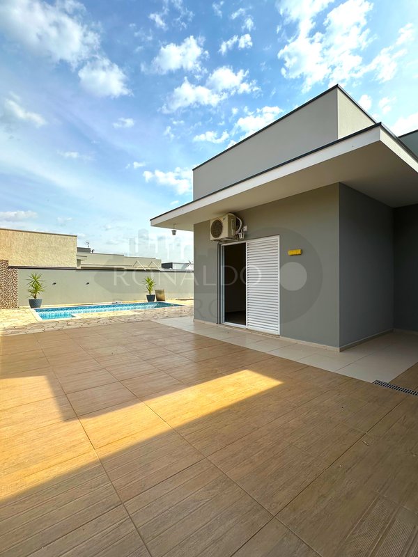 Linda Casa no Portal das Estrelas com Fachada Imponente, Suíte Master com Closet e Piscina - Boituva - 