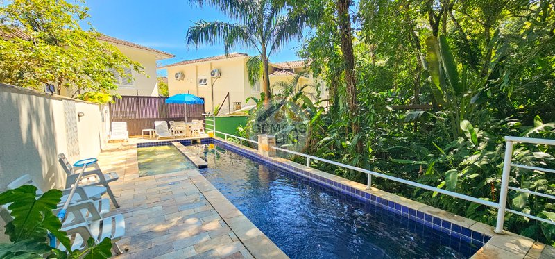 * OPORTUNIDADE* Casa em condomínio na Av. principal da Praia de Juquehy - À VENDA Avenida Mãe Bernarda São Sebastião - 