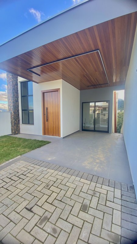 CASA COM 1 SUÍTE MAIS 2 DORMITÓRIOS - Brusque - 
