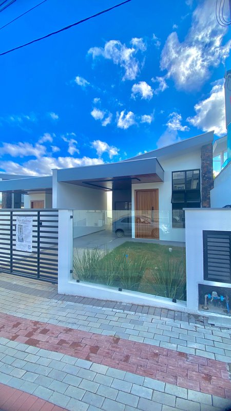 CASA COM 1 SUÍTE MAIS 2 DORMITÓRIOS - Brusque - 