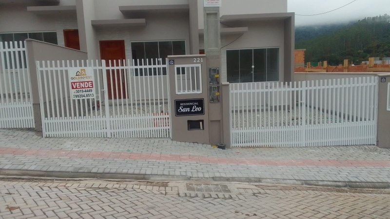 CASA GEMINADA COM 1 SUÍTE MAIS 2 DORMITÓRIOS NA LIMEIRA - Brusque - 