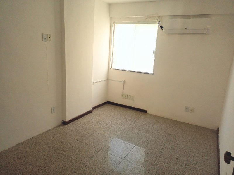 APARTAMENTO 2 QUARTOS DEPENDÊNCIA GARAGEM ELEVADOR ANDAR ALTO À VENDA NA BARRA! Rua Raul Drumond Salvador - 
