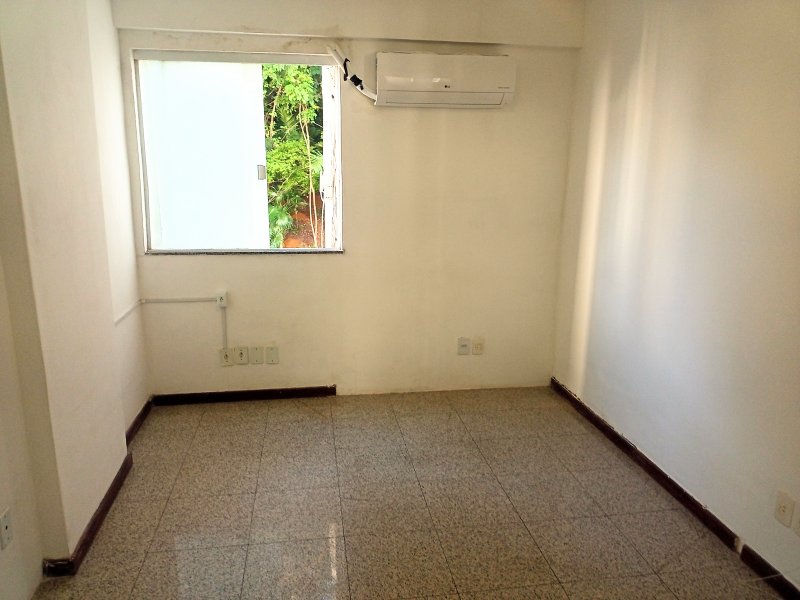 APARTAMENTO 2 QUARTOS DEPENDÊNCIA GARAGEM ELEVADOR ANDAR ALTO À VENDA NA BARRA! Rua Raul Drumond Salvador - 