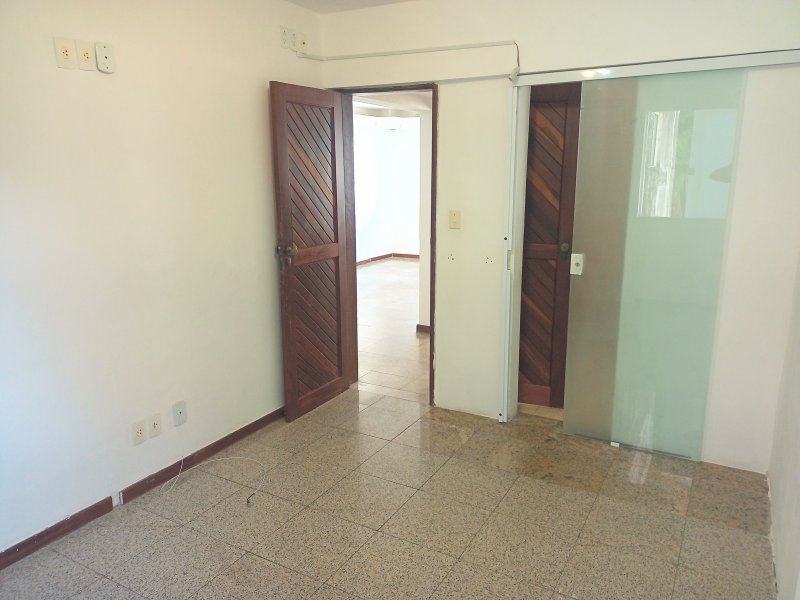APARTAMENTO 2 QUARTOS DEPENDÊNCIA GARAGEM ELEVADOR ANDAR ALTO À VENDA NA BARRA! Rua Raul Drumond Salvador - 