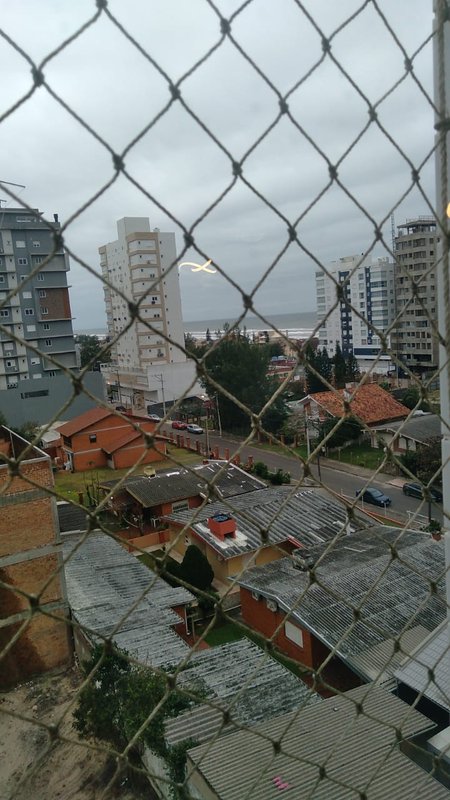 Apto com 2 quartos, sendo 1 suíte, MOBILIADO ,em frente a praça , andar alto com vista Mar Rua Encantado Capão da Canoa - 