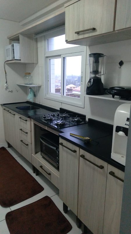 Apto com 2 quartos, sendo 1 suíte, MOBILIADO ,em frente a praça , andar alto com vista Mar Rua Encantado Capão da Canoa - 
