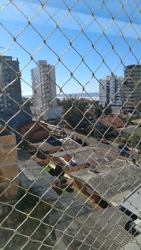 Apto com 2 quartos, sendo 1 suíte, MOBILIADO ,em frente a praça , andar alto com vista Mar Rua Encantado Capão da Canoa - 